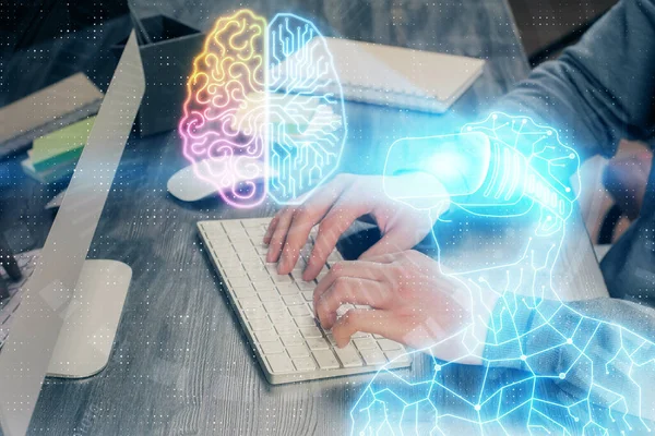 Arka planda bilgisayarla çalışan bir adamla AR hologramı. Gelişmiş gerçeklik kavramı. Çift pozlama. — Stok fotoğraf