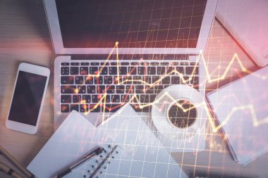 Borsa tablosu ve masa arkasındaki en iyi görüntü bilgisayarı. Çifte maruziyet. Mali analiz kavramı.