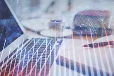 Finans şeması çizimine ve masaüstüne kahve ve masa arkasında eşyalar ile çifte pozlama. Önx piyasa ticareti kavramı