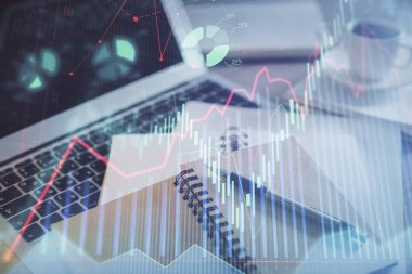 Finans şeması çizimine ve masaüstüne kahve ve masa arkasında eşyalar ile çifte pozlama. Önx piyasa ticareti kavramı