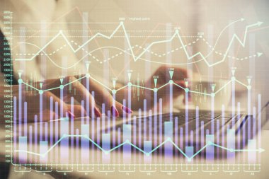 Bilgisayarda ve finansal grafik hologramında yazı yazan kadın ellerine çoklu maruz kalma. Borsa analizi kavramı.
