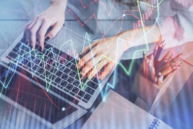 Bilgisayarda ve ön x grafik hologram çiziminde kadın eli yazarken çift pozlama. Borsa yatırım kavramı.