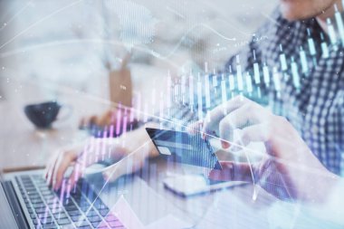 Ellerinde kredi kartı ve forex çizimi olan bir adamın çift pozu. İnternet E-ticaret kavramında hisse senedi ve dijital fintech.