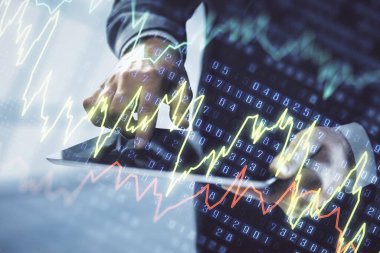 Erkeklerin el ele tutuşup dijital bir cihaz ve ön grafik çizimi kullanırken çift pozlama. Finansal piyasa kavramı.