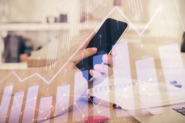 Erkeklerin el ele tutuşup dijital bir cihaz ve ön grafik çizimi kullanırken çift pozlama. Finansal piyasa kavramı.