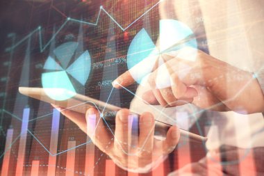 Erkeklerin el ele tutuşup dijital bir cihaz ve ön grafik çizimi kullanırken çift pozlama. Finansal piyasa kavramı.