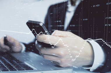 Erkeklerin el ele tutuşup dijital telefon ve forx grafik çizimleri kullanırken birden fazla pozlama. Finansal piyasa kavramı.