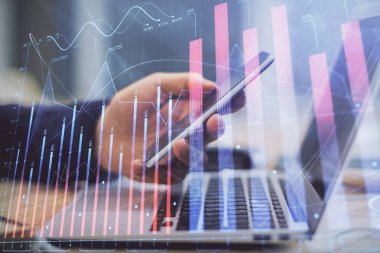 Bir adamın elini tutarken ve bir telefon ve finansal grafik çizimi kullanırken çift pozlama. Analiz kavramı.