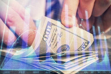 Forx grafiği, hologram, Amerikan dolarları ve insan eli çizimleri. Teknik Analiz kavramı.