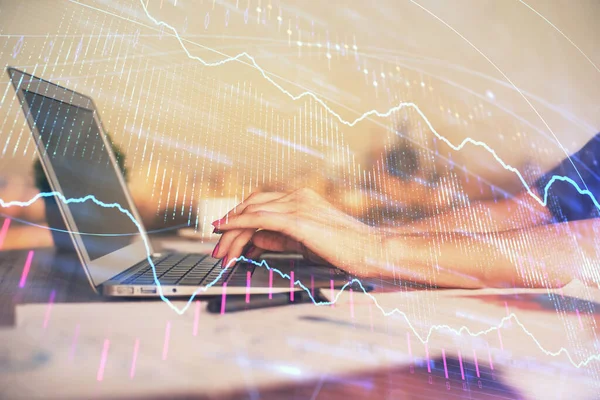 Dubbele blootstelling van zakenvrouw handen typen op de computer en forex grafiek hologram tekening. Begrip financiële analyse. — Stockfoto