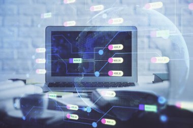 Masaüstü bilgisayar ve teknoloji temalı holograma çoklu maruz kalma. Yazılım geliştirme kavramı.