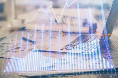 Finansal grafik renkli çizimler ve arka planda bilgisayar olan tablolar. Çifte maruziyet. Uluslararası pazarlar kavramı.
