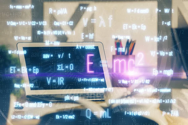 デスクトップコンピュータの背景と数式のホログラム書き込み。露出を2倍。教育理念. — ストック写真