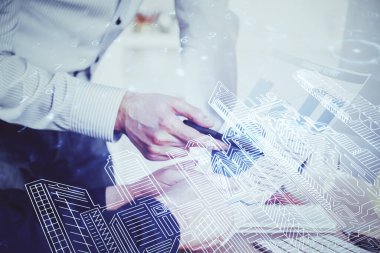 İnsanın el yazısı arkaplanındaki soyut holografik şehir. Çift pozlama.