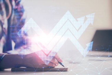 Kadının elleri üzerinde mavi ok arka planda not alıyor. Başarı kavramı. Çift pozlama