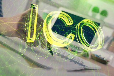 Kripto para birimi hologramı, Bitcoin, ellerin üstünde ico teması not tutuyor. Engelleme zinciri kavramı. Çoklu pozlama