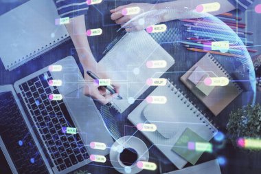 Dijital kodlama simgeleriyle notlar alan ellere çift pozlama. Bilgisayar öğrenme kavramı.