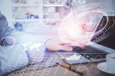 Teknoloji temalı dizüstü bilgisayarla çalışan bir iş adamı. Büyük veri kavramı. Çift pozlama.