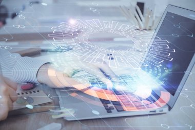 Teknoloji temalı dizüstü bilgisayarla çalışan bir iş adamı. Büyük veri kavramı. Çift pozlama.