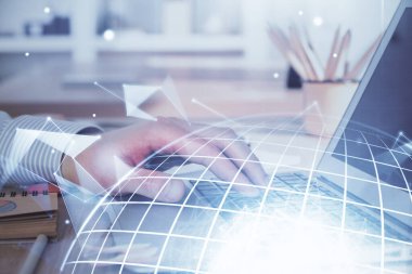 Arka planda bilgisayarla çalışan bir adamla dünya haritası hologramına çoklu maruz kalma. Dünya çapında ağ kavramı.