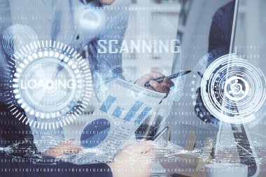 Bilgisayar geçmişi üzerinde çalışan bir adamla çok sayıda teknolojik çizime maruz kalmış. Yenilik kavramı.