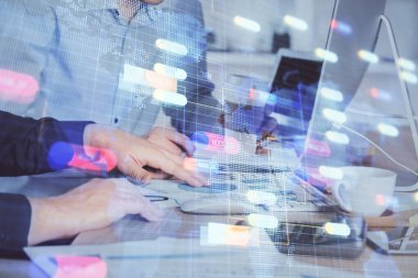 Bilgisayar geçmişi üzerinde çalışan bir adamla teknolojinin hologramına çifte maruz kalma. Büyük veri kavramı.