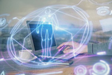 Bilim hologramı, arka planda bilgisayarla çalışan bir adam. Öğrenim anlayışı. Çift pozlama.