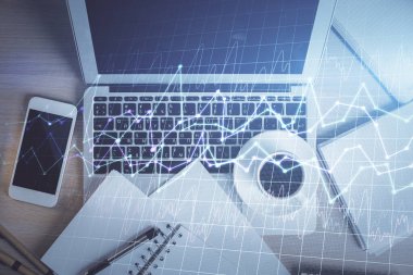 Borsa tablosu ve masa arkasındaki en iyi görüntü bilgisayarı. Çifte maruziyet. Mali analiz kavramı.