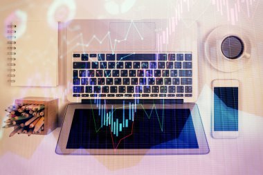 Borsa tablosu ve masa arkasındaki en iyi görüntü bilgisayarı. Çoklu maruz kalma. Mali analiz kavramı.