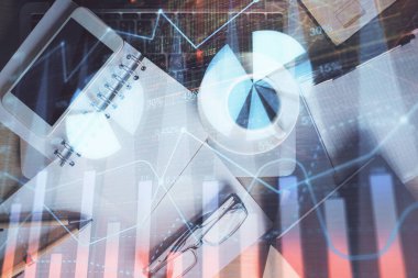 Finansal grafik hologramına telefonla çifte maruz kalma. Üst Manzara. Mobil ticaret platformu kavramı.