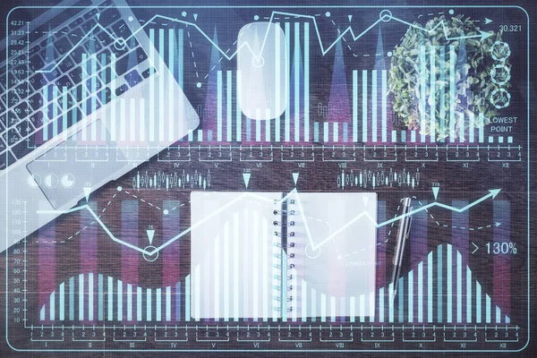 Graf akciového trhu a top view počítače na pozadí tabulky. Dvojité vystavení. Koncepce finančního vzdělávání. — Stock fotografie