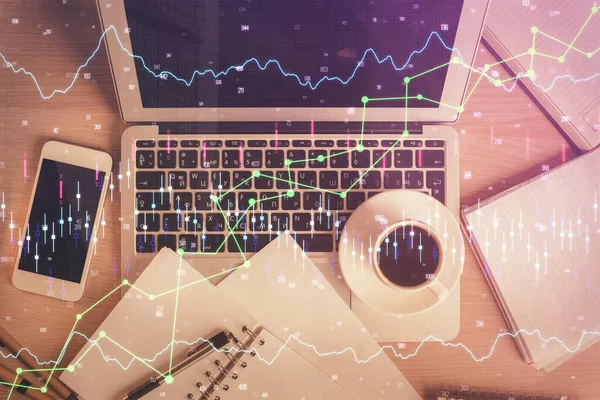 Gráfico do mercado de ações e computador vista superior sobre o fundo da tabela. Dupla exposição. Conceito de análise financeira. — Fotografia de Stock