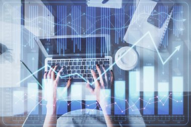 Bilgisayar ve ön x çizim hologramı üzerinde çalışan kadın elleri çift pozlama. Üst Manzara. Mali analiz kavramı.