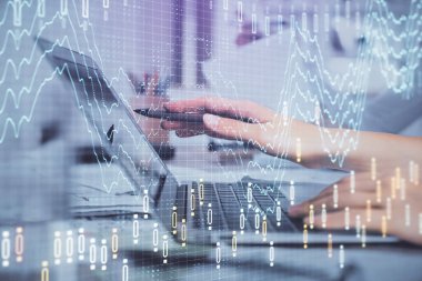 Bilgisayarda ve finansal grafik hologramında yazı yazan kadın ellerine çoklu maruz kalma. Borsa analizi kavramı.