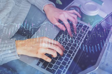 Bilgisayarda ve ön x grafik hologram çiziminde kadın eli yazarken çift pozlama. Borsa yatırım kavramı.