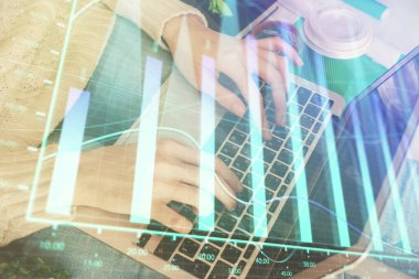 Bilgisayarda ve ön x grafik hologram çiziminde kadın eli yazarken çift pozlama. Borsa yatırım kavramı.