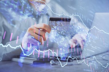 Ellerinde kredi kartı ve forex çizimi olan bir adamın çift pozu. İnternet E-ticaret kavramında hisse senedi ve dijital fintech.