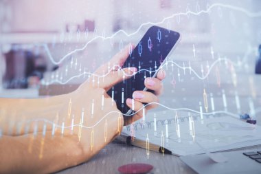 Erkeklerin el ele tutuşup dijital bir cihaz ve ön grafik çizimi kullanırken çift pozlama. Finansal piyasa kavramı.