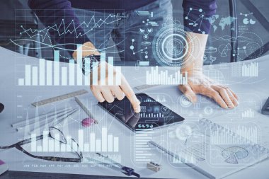 Erkeklerin el ele tutuşup dijital bir cihaz ve ön grafik çizimi kullanırken çift pozlama. Finansal piyasa kavramı.