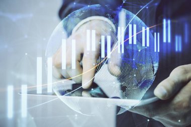 Bir adamın el ele tutuşup, telefon ve finansal çizim kullanırken birden fazla pozlama. Pazar analizi kavramı.