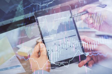 Bir adamın elini tutarken ve bir telefon ve finansal çizim kullanırken çift pozlama. Pazar analizi kavramı.