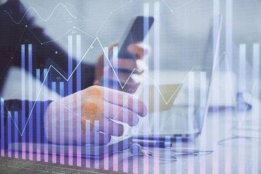 Bir adamın elini tutarken ve bir telefon ve finansal grafik çizimi kullanırken çift pozlama. Analiz kavramı.