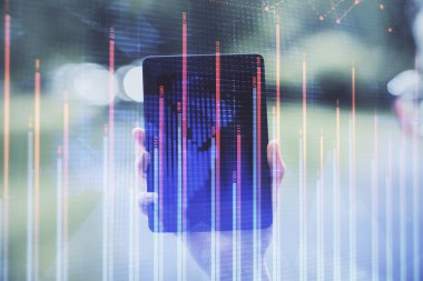 Ön x çizelgesine çift pozlama, hologram çizimi ve cep telefonu kullanan bir kadın. Finansal piyasa kavramı.