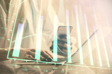 Finansal grafik çizimine çifte maruz kalma hologram ve cep telefonu kullanan bir kadın. Borsa konsepti.