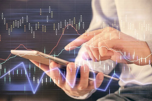 Dubbel exponering av män händer som håller och använder en digital enhet och forex diagram ritning. Begreppet finansmarknad. — Stockfoto