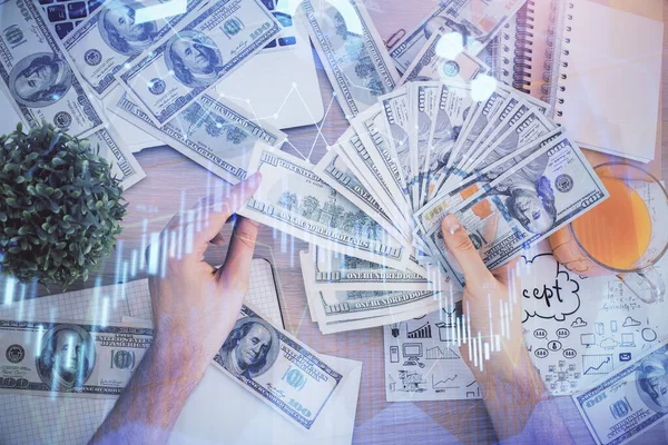 Мультиэкспозиция финансовых графиков, рисующих голограммы и долларовые купюры США и человеческие руки. Концепция анализа . — стоковое фото