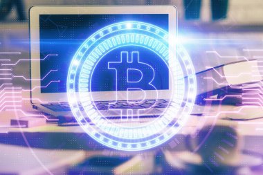 Engelleme zincirine ve kripto ekonomi temalı holograma ve bilgisayar arkaplanlı masaya çoklu maruz kalma. Bitcoin kripto para kavramı.