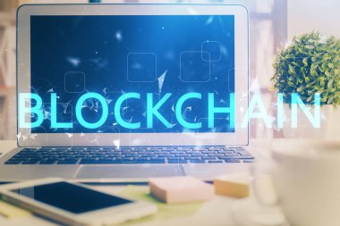 Engelleme zincirine ve kripto ekonomi temalı holograma ve bilgisayar arkaplanlı masaya çoklu maruz kalma. Bitcoin kripto para kavramı.