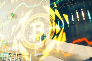 Engelleme zincirine ve kripto ekonomi temalı holograma ve bilgisayar arkaplanlı masaya çoklu maruz kalma. Bitcoin kripto para kavramı.