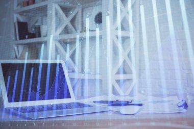 Masası ve kişisel bilgisayarı olan borsa grafiği. Çifte maruziyet. Mali analiz kavramı.